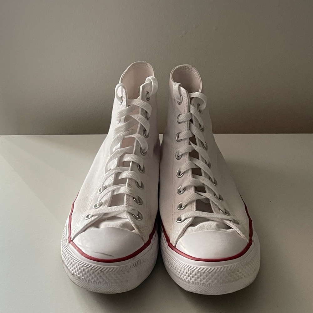 [SOLD] Like New High Top Converse Chuck Taylors